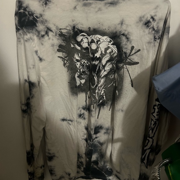 Men's Black and White Graphic Long Sleeve Shirt - Picture 1 of 2
